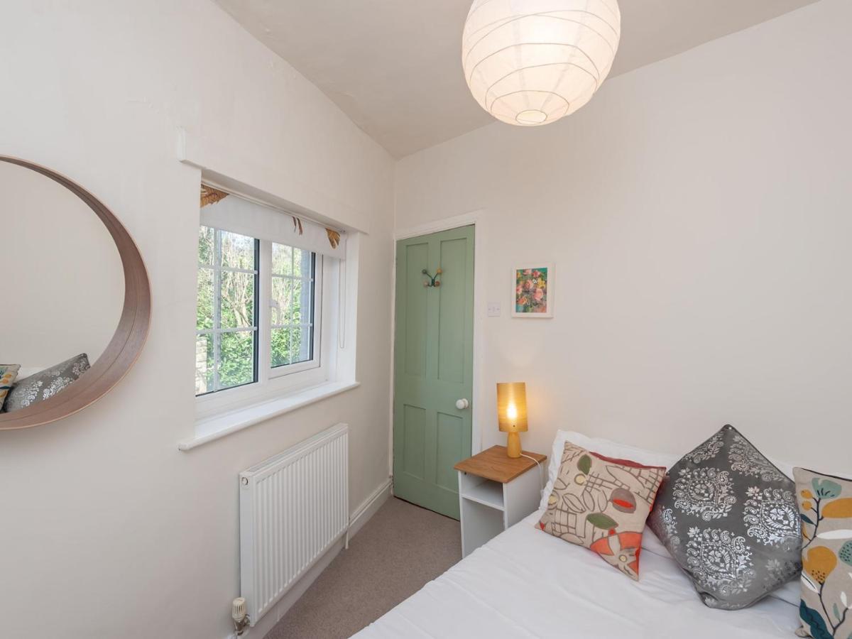 Pass The Keys Wonky Cottage With Amazing Garden Leeds  Eksteriør bilde
