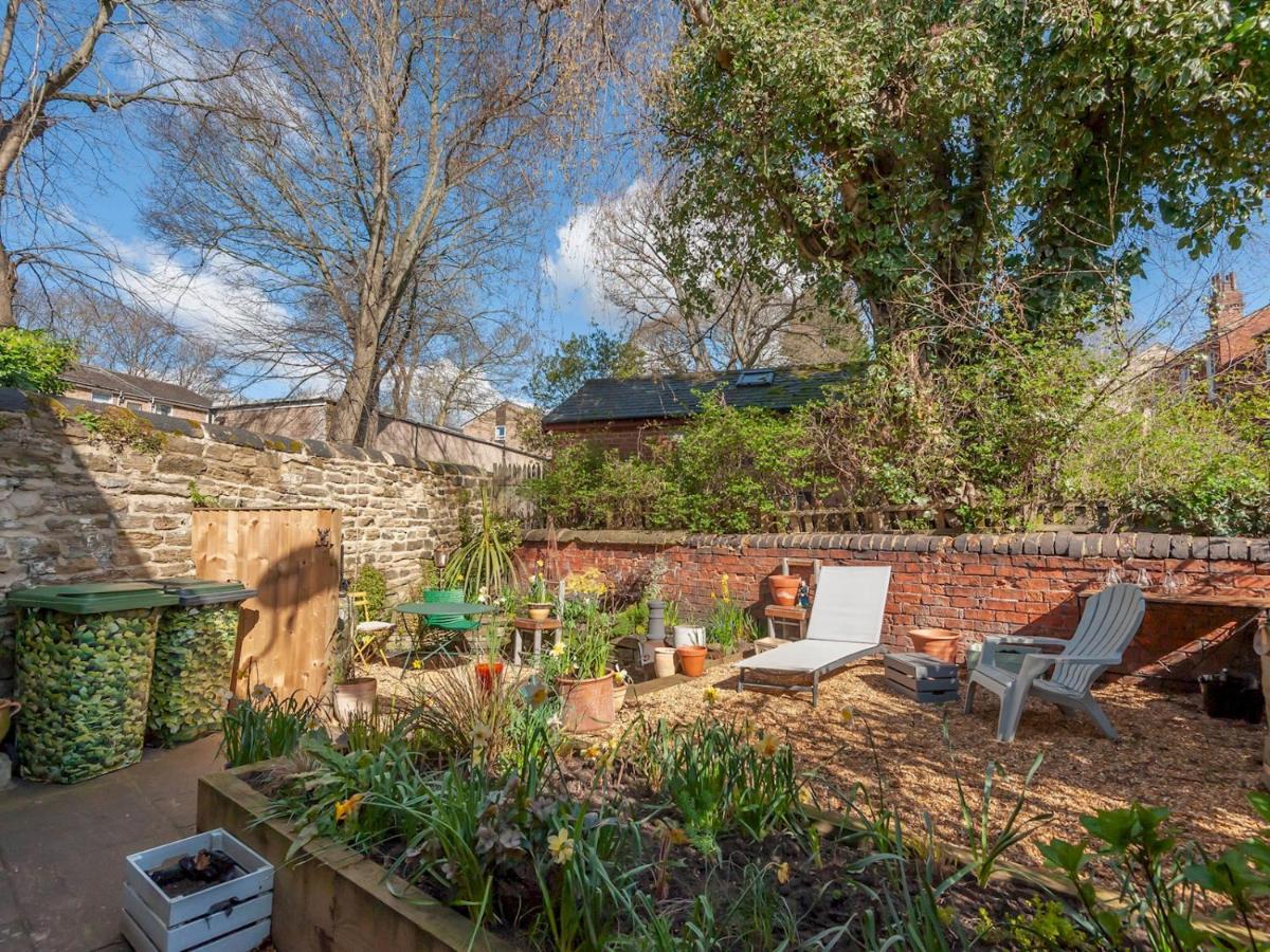 Pass The Keys Wonky Cottage With Amazing Garden Leeds  Eksteriør bilde