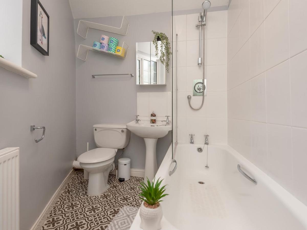 Pass The Keys Wonky Cottage With Amazing Garden Leeds  Eksteriør bilde